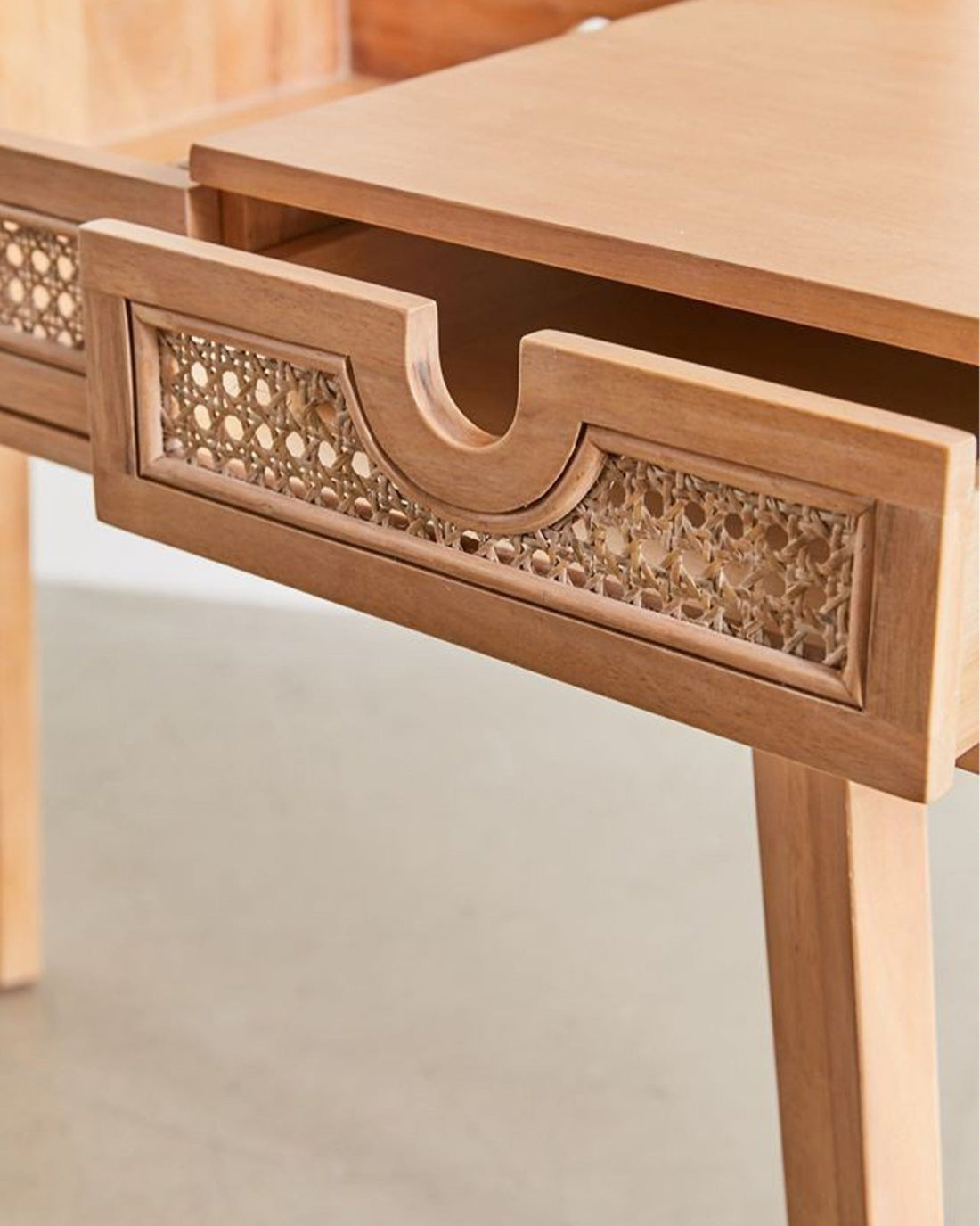Elegant Meftun Vanity Table - Linerora