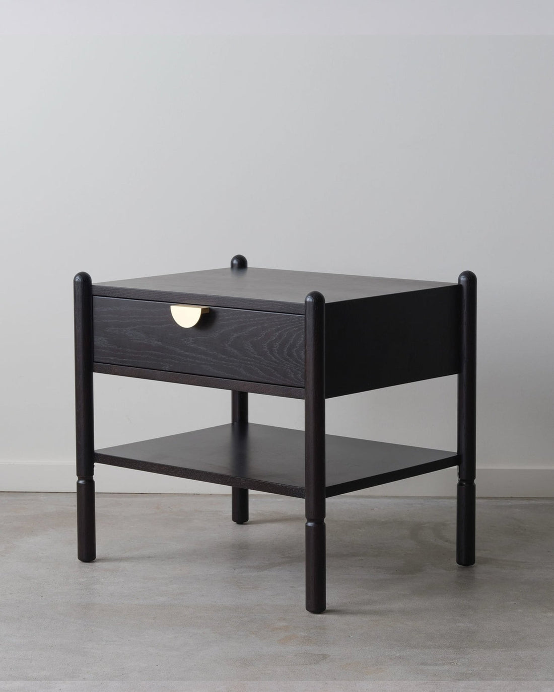 Lulu's Elegant Nightstand - Linerora