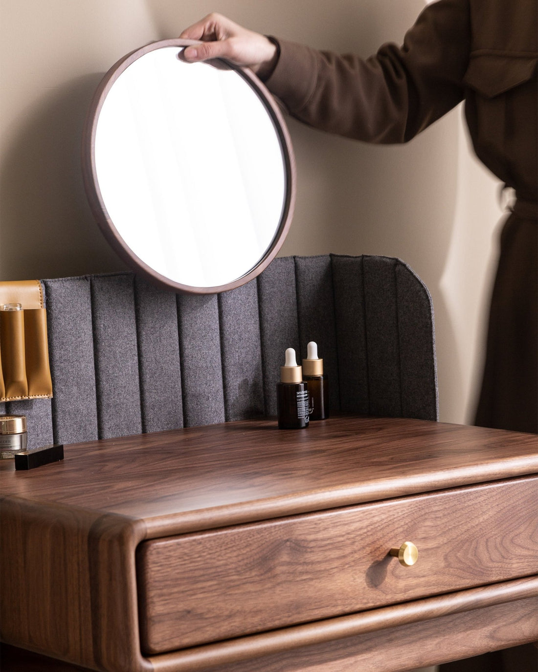 Mübrem Vanity Makeup Station - Linerora